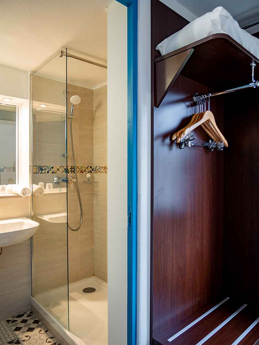 Salle de bain avec douche à l'italienne