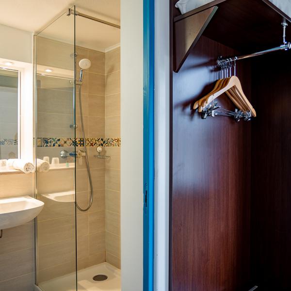 Salle de bain avec douche à l'italienne