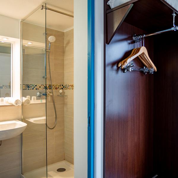 Salle de bain avec douche à l'italienne